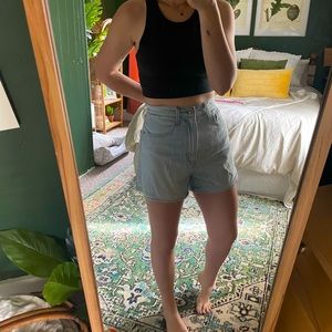 Levi’a high loose shorts. Light wash. Zip fly. Perfect for summer!